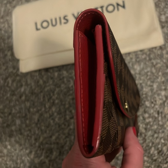 Louis Vuitton CAISSA wallet in Cherry - Picture 4 of 14